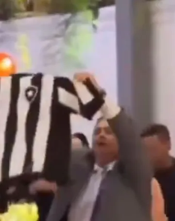 Imagem ilustrativa da imagem Ministro do STF, Flávio Dino se casa e comemora com camisa do Botafogo