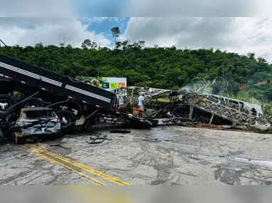 Carro onde estavam as vítimas ficou completamente destruído