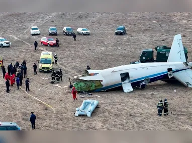 Parentes das vítimas do tsunami de 2004 no Oceano Índico realizam uma vigília à luz de velas no 20º aniversário da tragédia que vitimou mais de 200 mil pessoas em toda a Ásia, no Parque Memorial do Tsunami, em Ban Nam Khem, província de Phang Nga, no sul da Tailândia, nesta quinta-feira, 26 de dezembro de 2024. O maremoto foi causado por uma subducção que desencadeou uma série de tsunamis devastadores ao longo das costas da maioria dos continentes banhados pelo Oceano Índico, atingindo 14 países diferentes e inundando comunidades costeiras inteiras com ondas de até 30 metros de altura