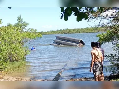 Imagem ilustrativa da imagem Bebê é encontrado com vida uma hora depois de barco em que estava virar