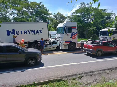 Imagem ilustrativa da imagem Carro é esmagado entre carretas e motorista fica ferido na BR-101 Sul