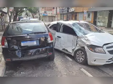 Imagem ilustrativa da imagem Carro faz 'strike' e motorista foge do local do acidente em Vila Velha