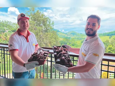 Lucas, do Incaper, e as mulheres produtoras: fabricação de chocolates e delícias derivadas do fruto