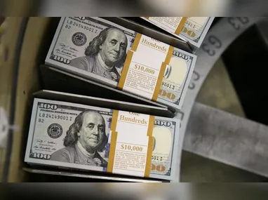 Imagem ilustrativa da imagem Dólar sobe a R$ 6,05 com dados de varejo e emprego dos EUA e posse de Trump