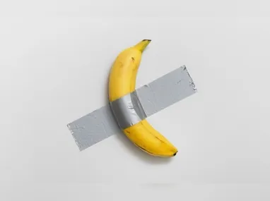 Imagem ilustrativa da imagem Empresário que comprou arte de banana por R$ 36 milhões come fruta