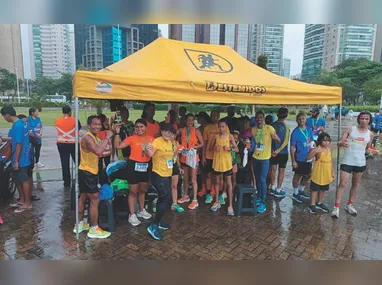 Equipes da Escola Waldemiro Hemerly, em Rio Novo do Sul, comemoraram o primeiro lugar tanto no handebol masculino quanto no feminino nos Jogos na Rede ao lado do mascote da competição, o vira-lata caramelo Cacau. O grupo conta com 20 estudantes