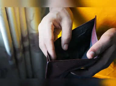 Imagem ilustrativa da imagem Especialistas dão dicas de como sair financeiramente do vermelho em 2025