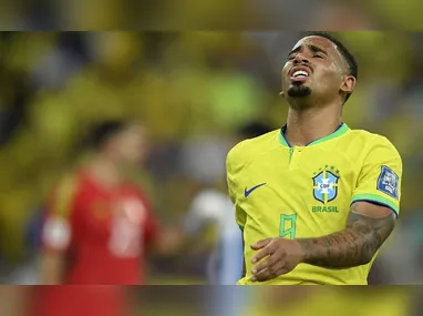 Imagem ilustrativa da imagem Gabriel Jesus se lesiona em jogo do Arsenal e sai de campo chorando