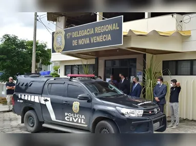 Carro atingiu a grade de proteção da via