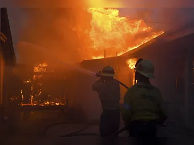 Bombeiros combatem incêndio florestal que se alastrou para casas na Califórnia, EUA