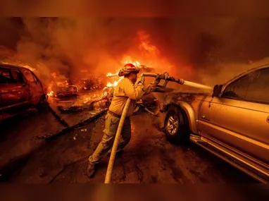 Previsões indicam que os focos devem piorar, alimentados por ventos de até 150 quilômetros por hora, prejudicando os esforços dos bombeiros para apagar o fogo