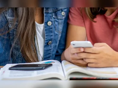 Imagem ilustrativa da imagem Lei que proíbe celular em escolas públicas e particulares de SP é sancionada