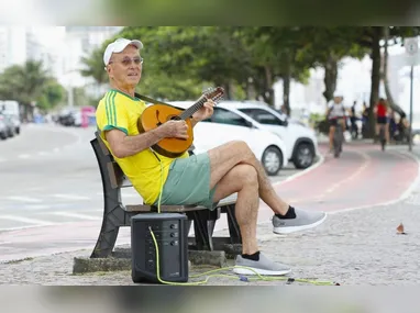 Imagem ilustrativa da imagem Médico aposentado dá show com bandolim no calçadão de Vila Velha