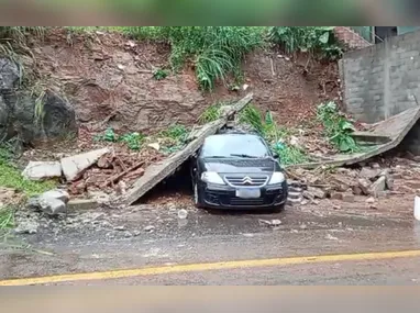 Imagem ilustrativa da imagem Muro cai e atinge carro durante temporal em Vila Velha