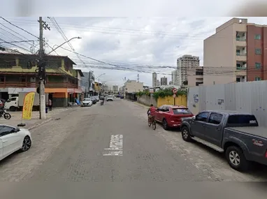 Um dos caminhões transportava madeiras e lajotas tombou na pista, deixando parte da carga espalhada