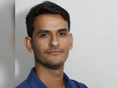 Subsecretário de Estado da Educação, Vinicius Simões (PSB), e alunos