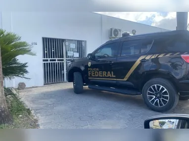 Subsecretário Estadual de Comando e Inovação, Gulherme Pacífico, mostra câmera que será usada em policiais militares do Estado a partir do ano que vem