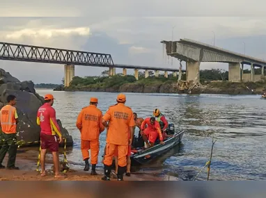 Equipes da Polícia Rodoviária Federal (PRF) e demais órgãos competentes seguem no local, em busca de desaparecidos