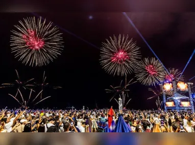 Imagem ilustrativa da imagem Queima de fogos encanta moradores e turistas em Vila Velha. Veja imagens