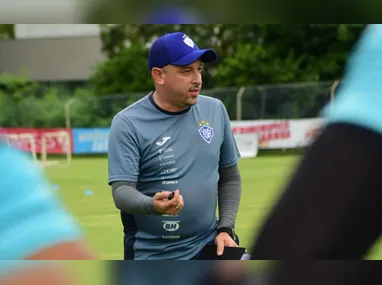 Lucas Guerra e Deivid Santos se encontram na pista de skate no final da orla de Camburi para realizarem as aulas