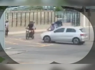 Imagem ilustrativa da imagem VÍDEO | Carro atropela três motociclistas em cruzamento na Serra