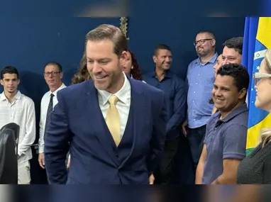 Lucas Scaramussa  e Franco Fiorot, junto das mulheres, seguram a bandeira de Linhares na cerimônia