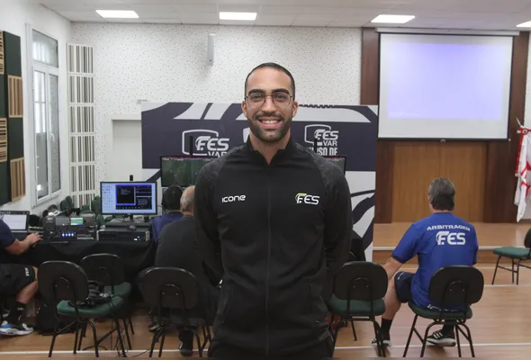 Davi Lacerda apitou 22 jogos do  Brasileiro em 2024 e está em alta

Federação de Futebol do Estado capacita 32 árbitros locais para a função de VAR, com simuladores e práticas de análise ao vivo

Curso sobre VAR da Federação do Espírito Santo de Futebol

Na foto: Davi Lacerda, árbitro  que mais atuou em jogos em 2024.