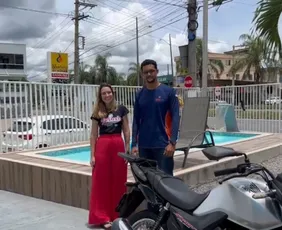 Imagem ilustrativa da imagem Capixaba que viralizou após pular em piscina de loja se explica: "Realizei o sonho"