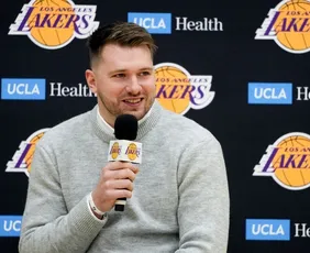 Imagem ilustrativa da imagem Luka Doncic é apresentado nos Lakers, cita Kobe Bryant e admite surpresa com troca