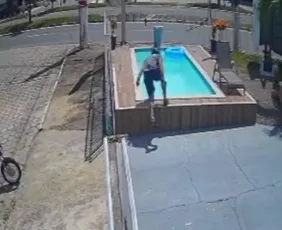 Imagem ilustrativa da imagem VÍDEO | Homem desce de moto e mergulha de capacete em piscina de loja no ES