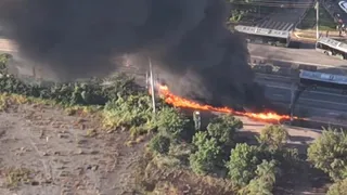 Imagem ilustrativa da imagem Avião de pequeno porte cai, atinge veículos e deixa dois mortos em São Paulo