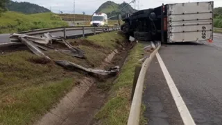 Imagem ilustrativa da imagem BR-101 é parcialmente interditada após carreta tombar em Guarapari