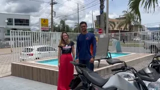 Imagem ilustrativa da imagem Capixaba que viralizou após pular em piscina de loja se explica: "Realizei o sonho"