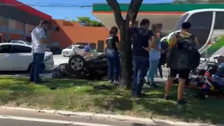 Imagem ilustrativa da imagem Carro capota após batida e deixa trânsito complicado em Vitória