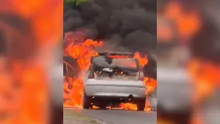 Imagem ilustrativa da imagem VÍDEO | Carro pega fogo em Vila Velha e congestiona acesso à Terceira Ponte