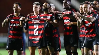 Imagem ilustrativa da imagem Flamengo goleia Portuguesa com direito ao 1º gol de Juninho e vira líder