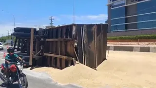 Imagem ilustrativa da imagem VÍDEO | Carreta tomba na Rodovia do Sol e complica trânsito em Vila Velha