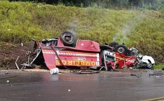 Imagem ilustrativa da imagem Acidente entre caminhão de bombeiros e carro deixa cinco mortos no RS