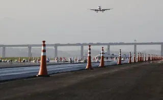 Imagem ilustrativa da imagem Avião arremete para desviar de embarcação no aeroporto Santos Dumont, no Rio