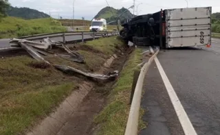 Imagem ilustrativa da imagem BR-101 é parcialmente interditada após carreta tombar em Guarapari