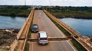 Imagem ilustrativa da imagem Carro está preso há um mês em fenda de ponte que desabou entre Maranhão e Tocantins