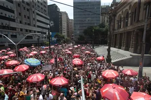 Imagem ilustrativa da imagem Evitar andar sozinho: veja o alerta da embaixada dos EUA para o carnaval no Brasil