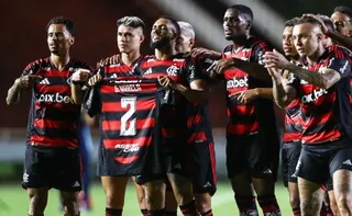 Imagem ilustrativa da imagem Flamengo goleia Portuguesa com direito ao 1º gol de Juninho e vira líder