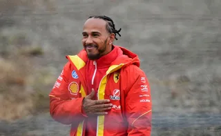 Imagem ilustrativa da imagem Hamilton bate em muro de proteção em teste com a Ferrari