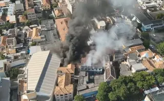 Imagem ilustrativa da imagem 21 pessoas são resgatadas de incêndio em fábrica de fantasias do carnaval no Rio