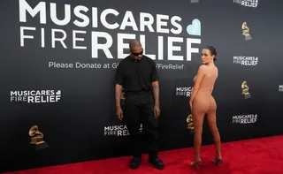 Imagem ilustrativa da imagem Bianca Censori posa nua em pôster de filme produzido por Kanye West