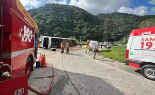 Imagem ilustrativa da imagem Ônibus com adolescentes tomba a caminho do Beto Carrero e deixa 24 feridos