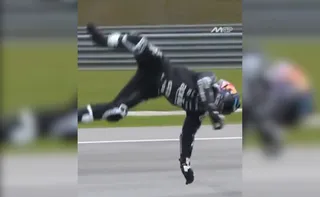 Imagem ilustrativa da imagem VÍDEO | Campeão da MotoGP sofre acidente, quebra viseira do capacete e é internado