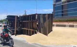 Imagem ilustrativa da imagem VÍDEO | Carreta tomba na Rodovia do Sol e complica trânsito em Vila Velha