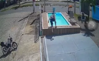 Imagem ilustrativa da imagem VÍDEO | Homem desce de moto e mergulha de capacete em piscina de loja no ES